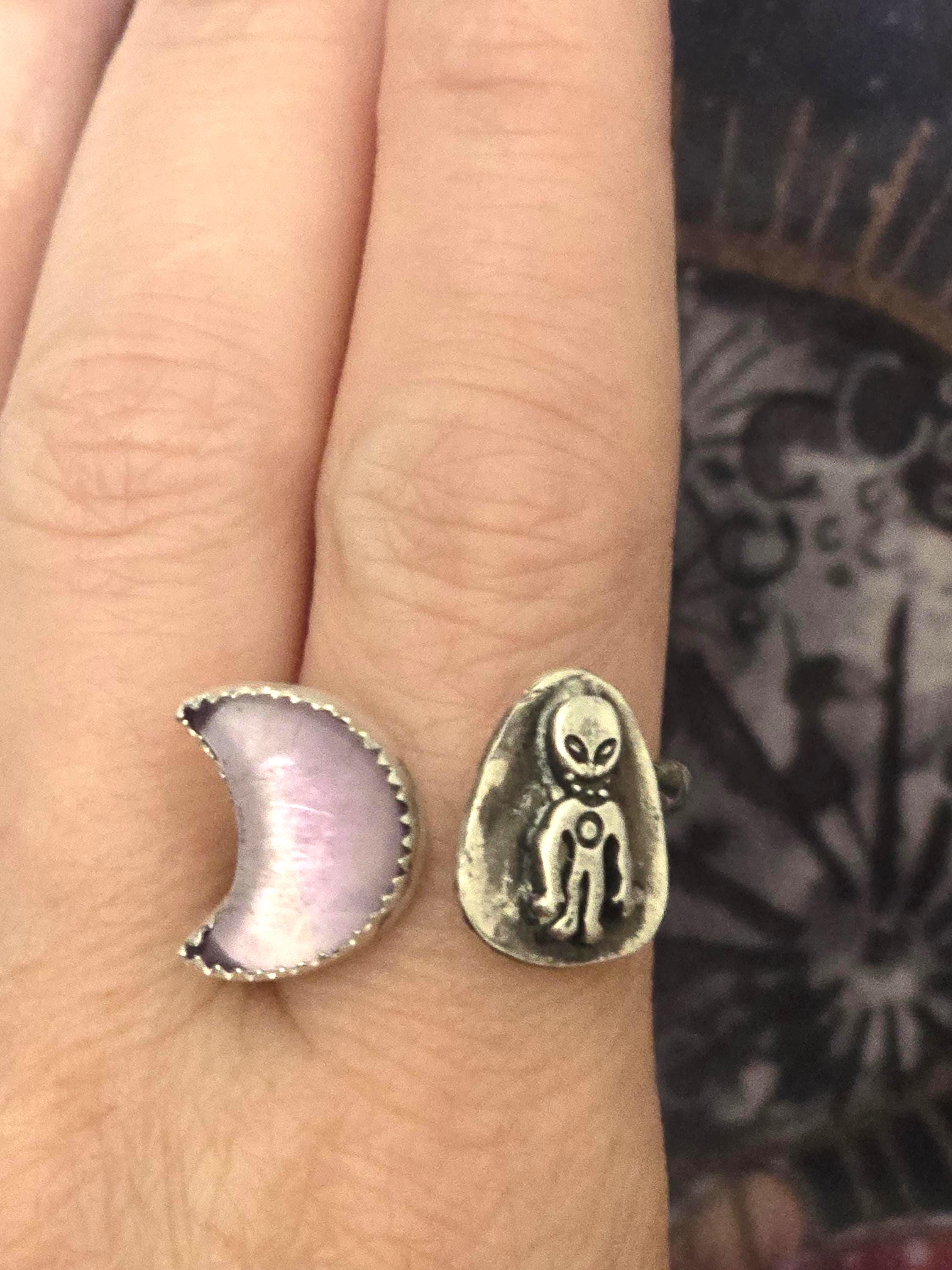 アメジストの月をあしらったシルバーリングをつけたエイリアン - Etsy 日本