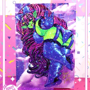 Puede incluir: Una impresión holográfica brillante de una mujer de piel verde con cabello morado y un atuendo azul. El fondo es una galaxia morada y azul con estrellas. La impresión está firmada "Robot Space Jelly".