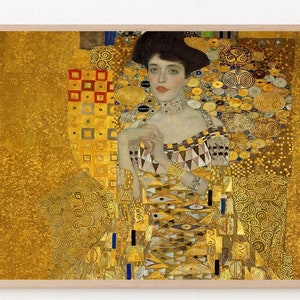 Puede incluir: Una pintura de una mujer con cabello oscuro y un vestido dorado. El fondo es un patrón abstracto dorado y negro.