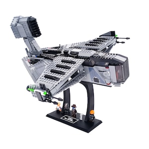 Puede incluir: Una nave espacial TIE Interceptor Lego Star Wars gris y negra con un soporte y cuatro minifiguras. El TIE Interceptor es una nave espacial ficticia del universo Star Wars.