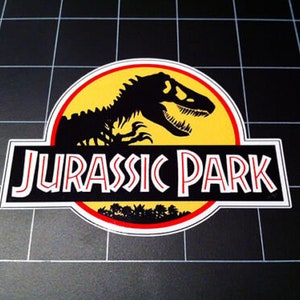 ジュラシック パーク 黄色のヘルメット レインコート 映画ロゴ ビニール デカール ステッカー 恐竜 90 年代映画 ラプター トレックス イスラ ヌブラル島