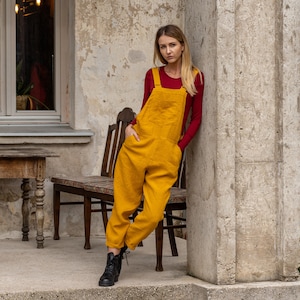 In the photograph the model is wearing the linen jumpsuit NICCI in spicy yellow color.