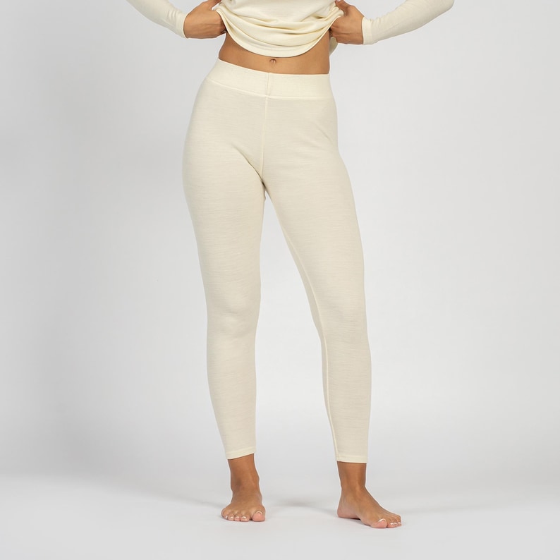 the menique women's leggings 250gsm in natural color.