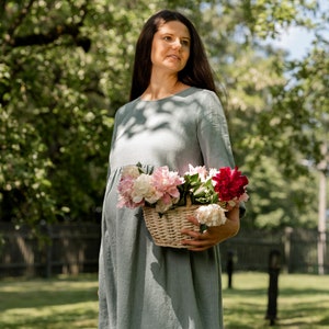 In the photograph the model is wearing the maternity dress LUCY in mint green color.