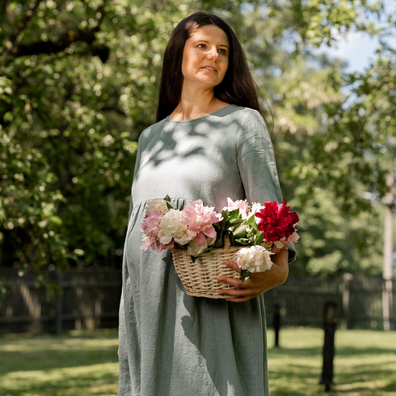 In the photograph the model is wearing the maternity dress LUCY in mint green color.