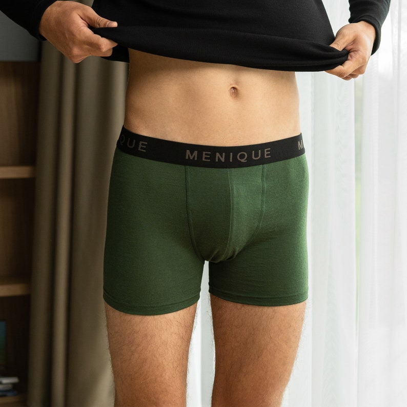 K&ouml;nnte beinhalten: Gr&uuml;ne Boxershorts mit einem schwarzen Bund, auf dem "MENIQUE" steht.
