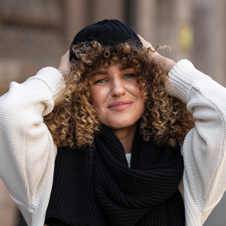 Thick and oversized knit scarf in black color.