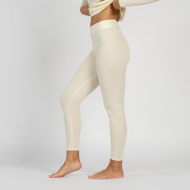 the menique women's leggings 250gsm in natural color.
