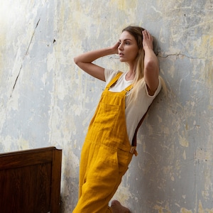 In the photograph the model is wearing the linen jumpsuit NICCI in spicy yellow color.