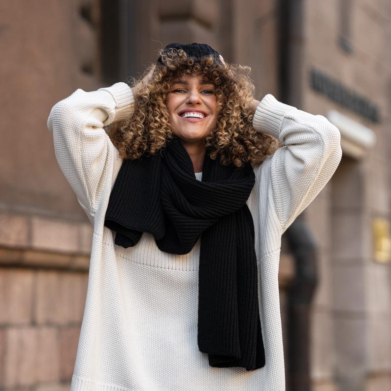 Thick and oversized knit scarf in black color.