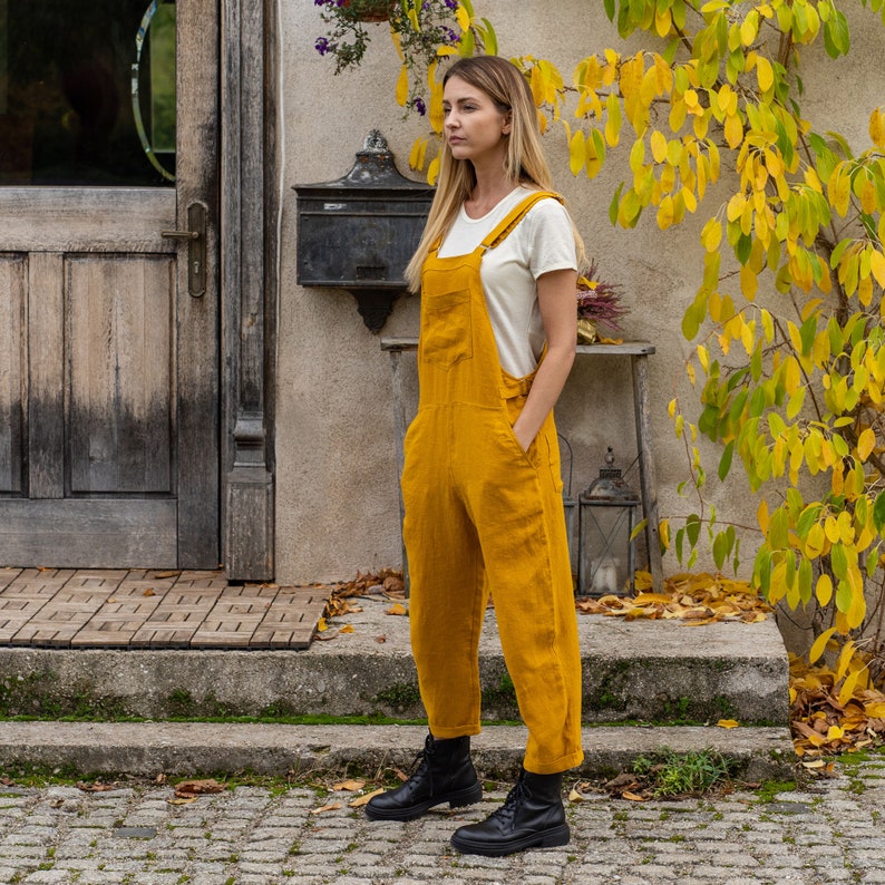 In the photograph the model is wearing the linen jumpsuit NICCI in spicy yellow color.