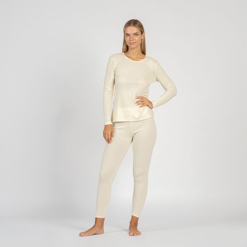 the menique women's leggings 250gsm in natural color.