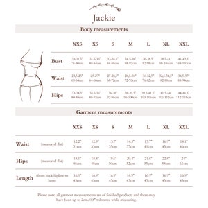 以下が含まれることがあります： バスト、ウエスト、ヒップのサイズXXSからXXLまでの、身体と衣服の寸法をcmとインチで示したサイズ表。表の上部には「Jackie」の文字があります。