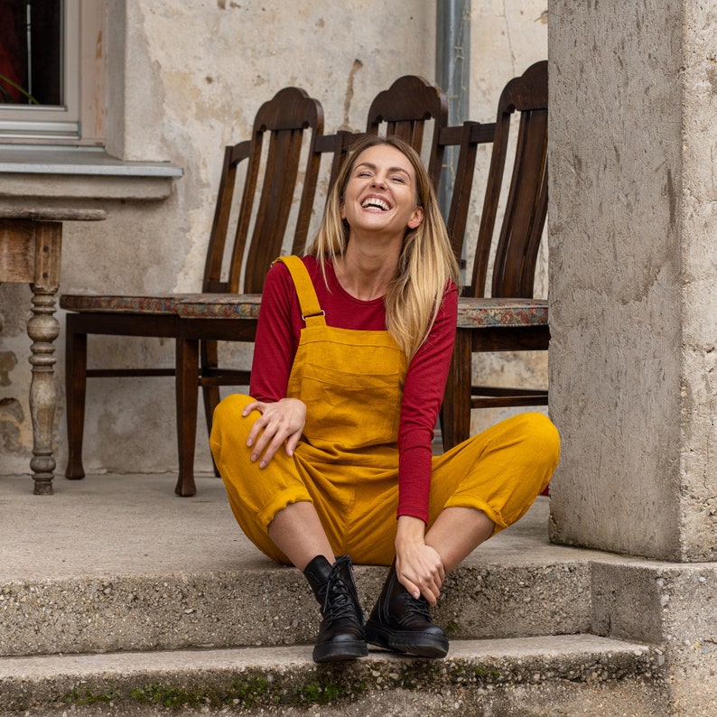 In the photograph the model is wearing the linen jumpsuit NICCI in spicy yellow color.