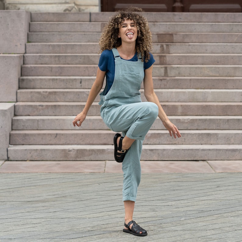 In the photograph the model is wearing the linen jumpsuit NICCI in mint green color.