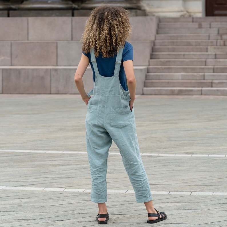 In the photograph the model is wearing the linen jumpsuit NICCI in mint green color.