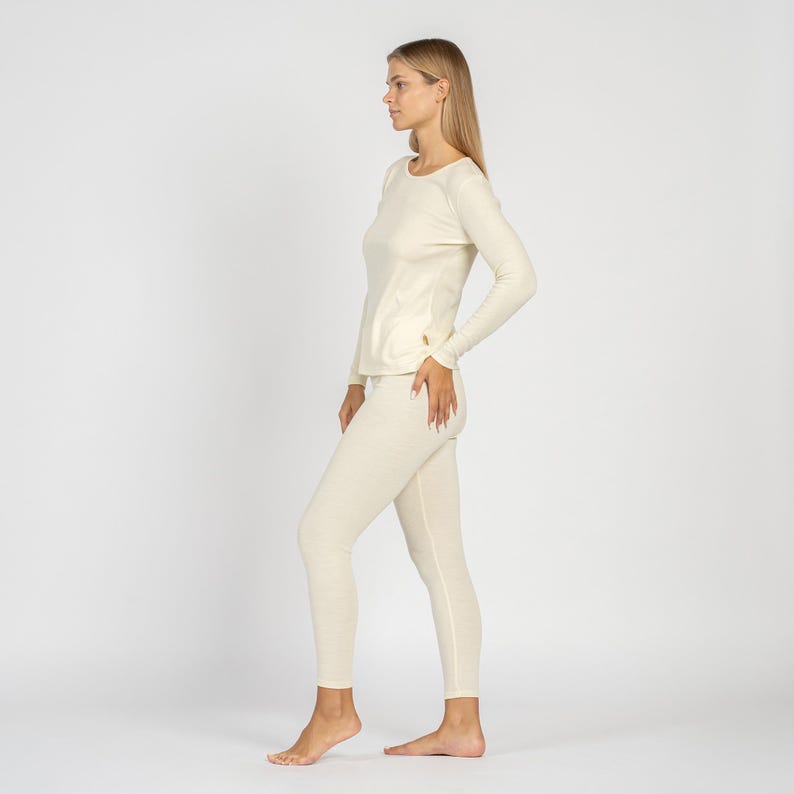 the menique women's leggings 250gsm in natural color.