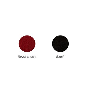 Może przedstawiać: Dwa pr&oacute;bniki tkaniny, jeden jest w kolorze ciemnoczerwonym o nazwie "Royal cherry", a drugi jest czarny.