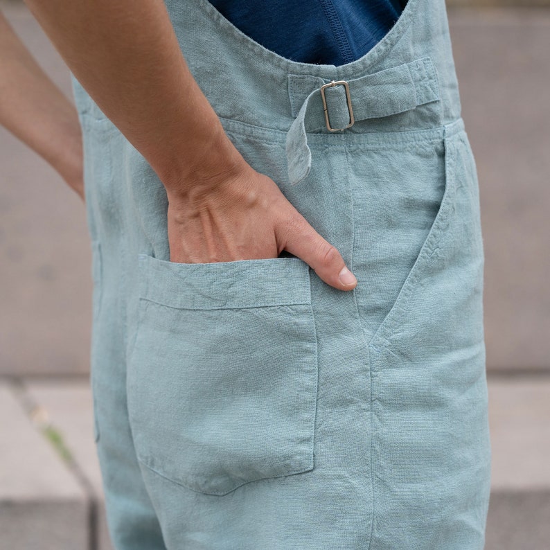 In the photograph the model is wearing the linen jumpsuit NICCI in mint green color.