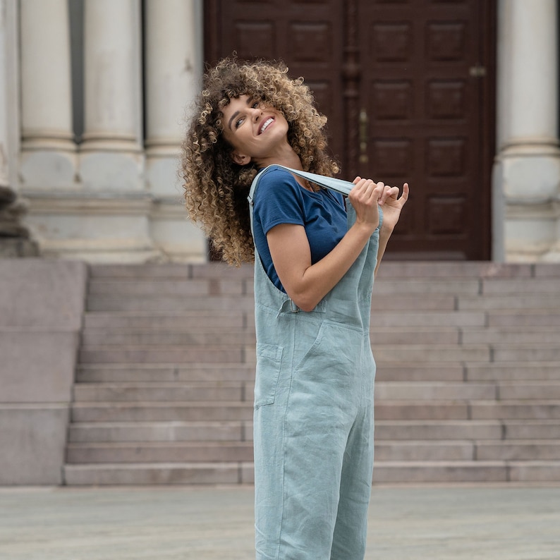 In the photograph the model is wearing the linen jumpsuit NICCI in mint green color.