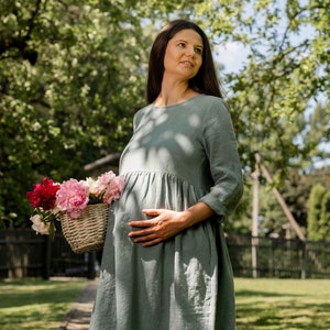 In the photograph the model is wearing the maternity dress LUCY in mint green color.
