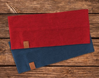 Puede incluir: Dos diademas de tela, una roja y otra azul, con una etiqueta de cuero marrón en cada una.