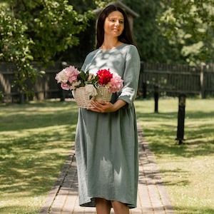 In the photograph the model is wearing the maternity dress LUCY in mint green color.