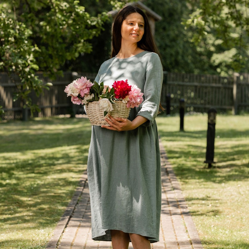 In the photograph the model is wearing the maternity dress LUCY in mint green color.