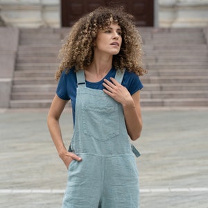 In the photograph the model is wearing the linen jumpsuit NICCI in mint green color.