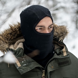 Retrato De Hombre Con Balaclava Negra Y Casco De Esquí Foto de