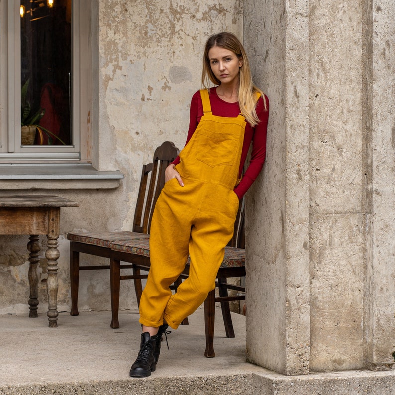 In the photograph the model is wearing the linen jumpsuit NICCI in spicy yellow color.