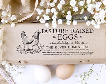 Op de afbeelding: Een bruine kartonnen eierdoos met een zwart-witte illustratie van een hen en eieren. De doos heeft een label met de tekst "Pasture Raised Eggs", "The Silver Homestead" en "Raised on Fresh Air & Sunshine in Magnolia, Texas".