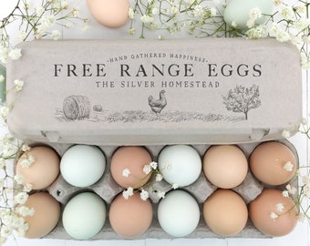 Könnte beinhalten: Ein Eierkarton aus Pappe, gefüllt mit braunen und blaugrünen Eiern. Der Karton trägt ein Etikett mit der Aufschrift "Free Range Eggs - Hand Gathered Happiness - The Silver Homestead".