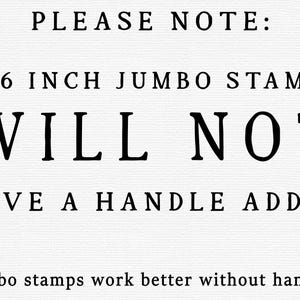 以下が含まれることがあります： 白い背景にテキスト「ご注意ください：4X6インチジャンボスタンプにはハンドルが追加されません。ジャンボスタンプはハンドルなしの方がうまく機能します。」