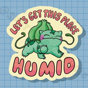 Op de afbeelding: Een sticker met een groene cartoonfiguur met een bol op zijn rug. De sticker heeft de tekst "LET'S GET THIS PLACE HUMID" in roze en rode letters tegen een lichtgele achtergrond.