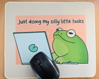 Könnte beinhalten: Ein grüner Frosch sitzt an einem Computer mit dem Text "Just doing my silly little tasks".