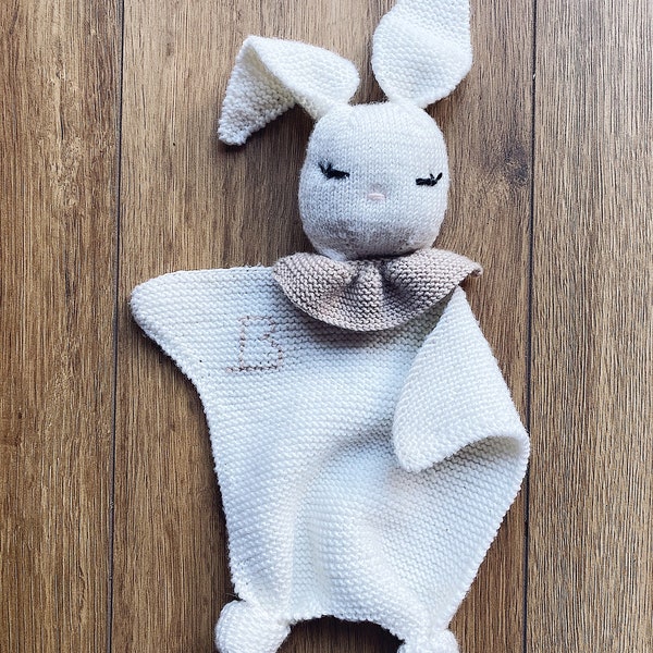 Jouet lapin personnalisé, lapin amigurumi, lapin prénom personnalisé, doudou, doudou, cadeau naissance, peluche personnalisée, lapin tricoté