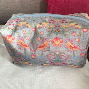 Kulturtasche aus Stoff mit William Morris Print
