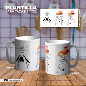 Puede incluir: Taza de cerámica blanca con una ilustración de dibujos animados de una persona con un globo de pensamiento. El globo de pensamiento contiene texto en español que se traduce como "¿Qué quieres de mi frío?" La taza es de 11 onzas y tiene un asa en el lado derecho. La taza está sobre una superficie de madera.