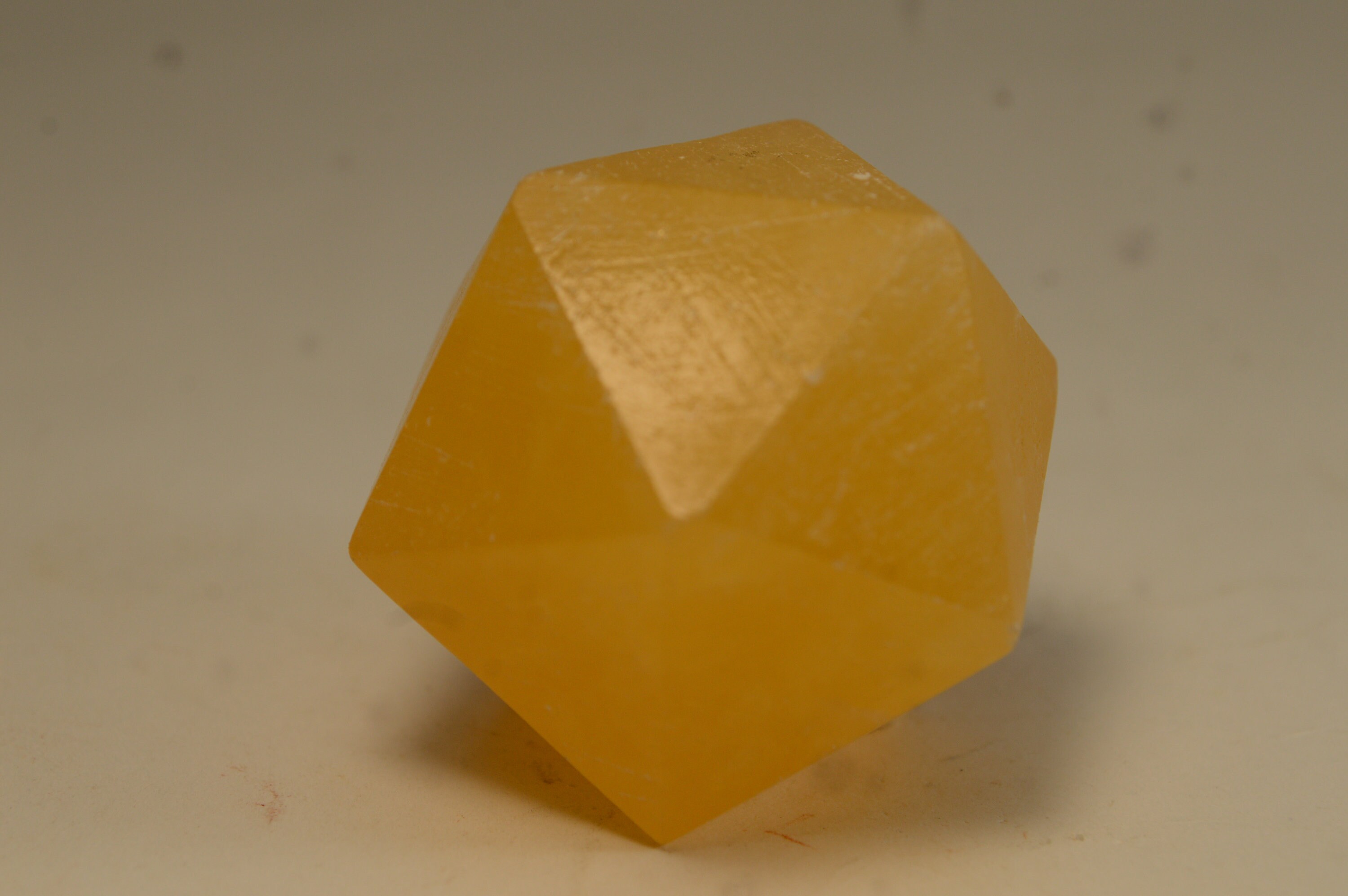 Icosaedre en Calcite Orange 50G Solide Forme de Platon