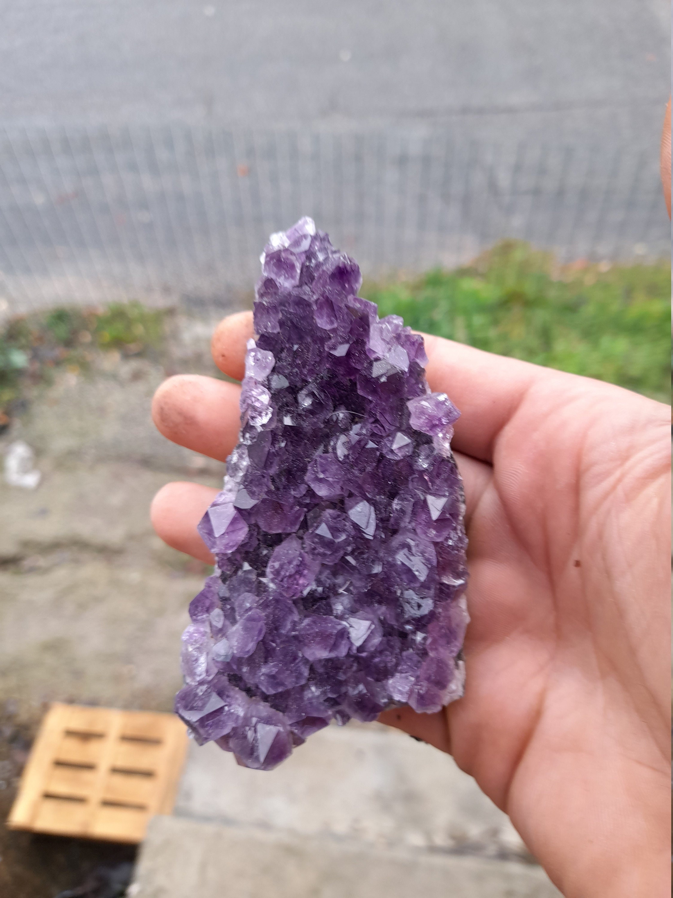 Druse d'amethyste de Uruguay avec Une Belle Couleur 106x58mm Amas Plaque