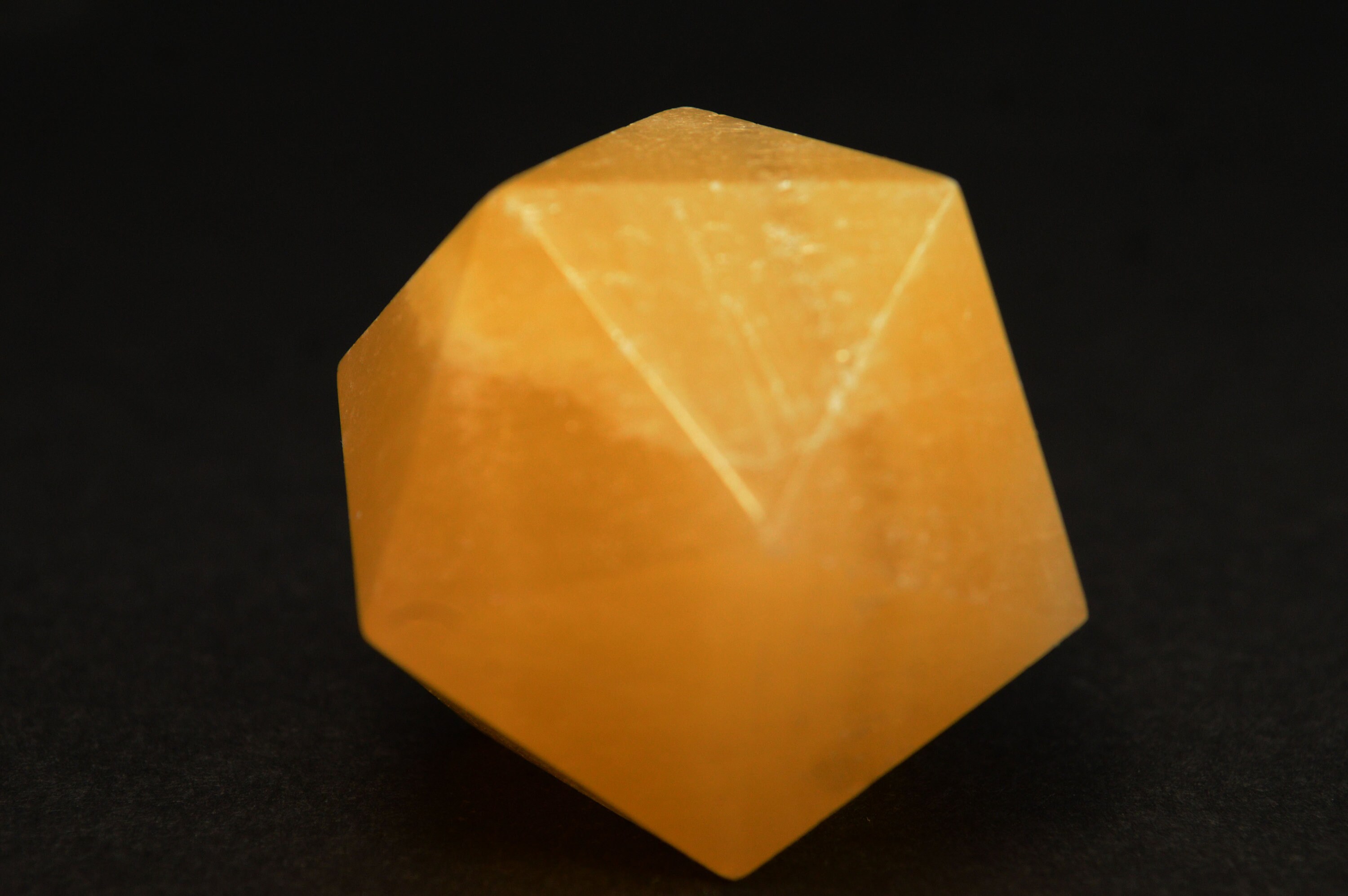 Icosaedre en Calcite Orange 56G Solide Forme de Platon