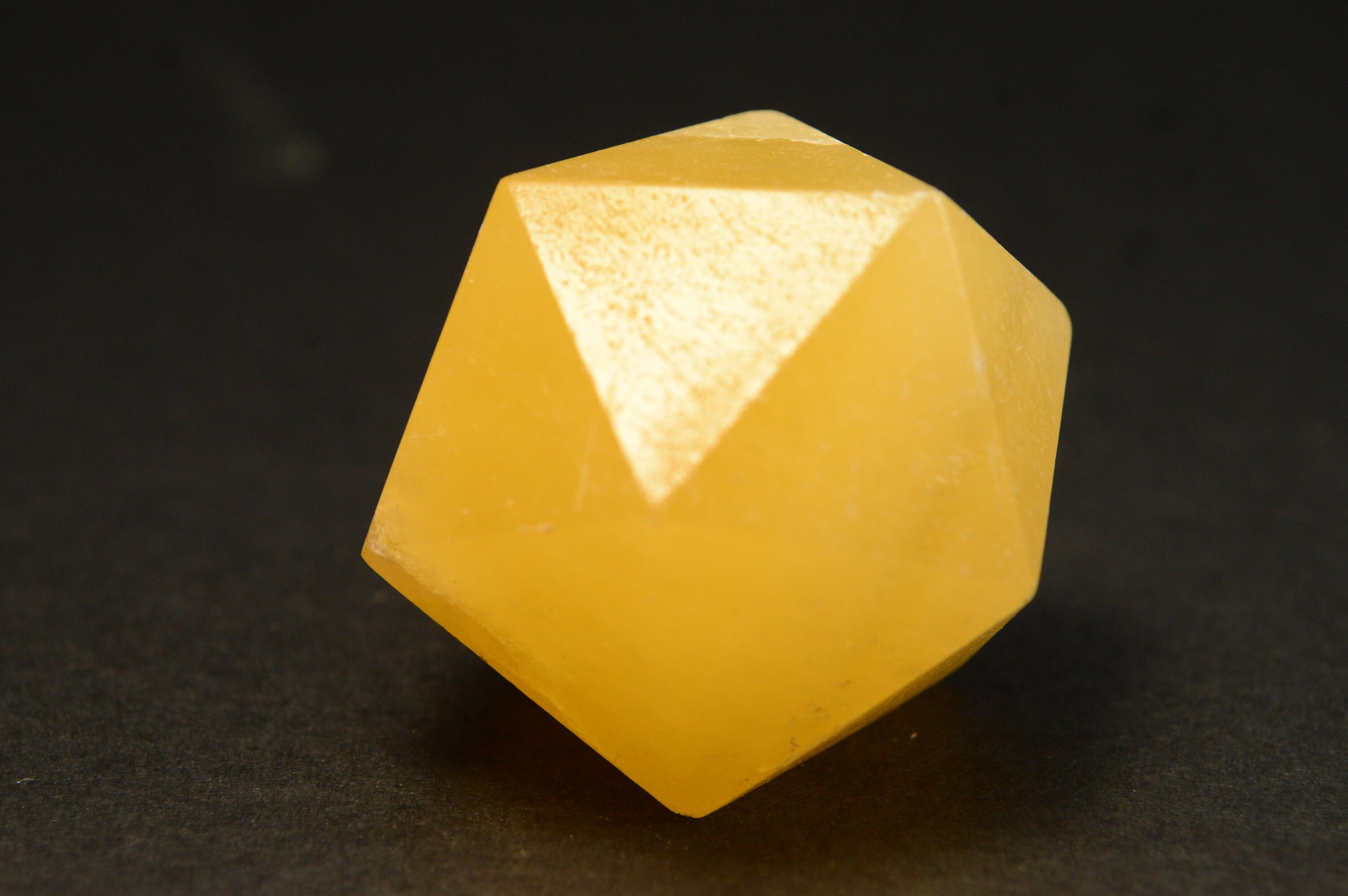 Icosaedre en Calcite Orange 51G Solide Forme de Platon