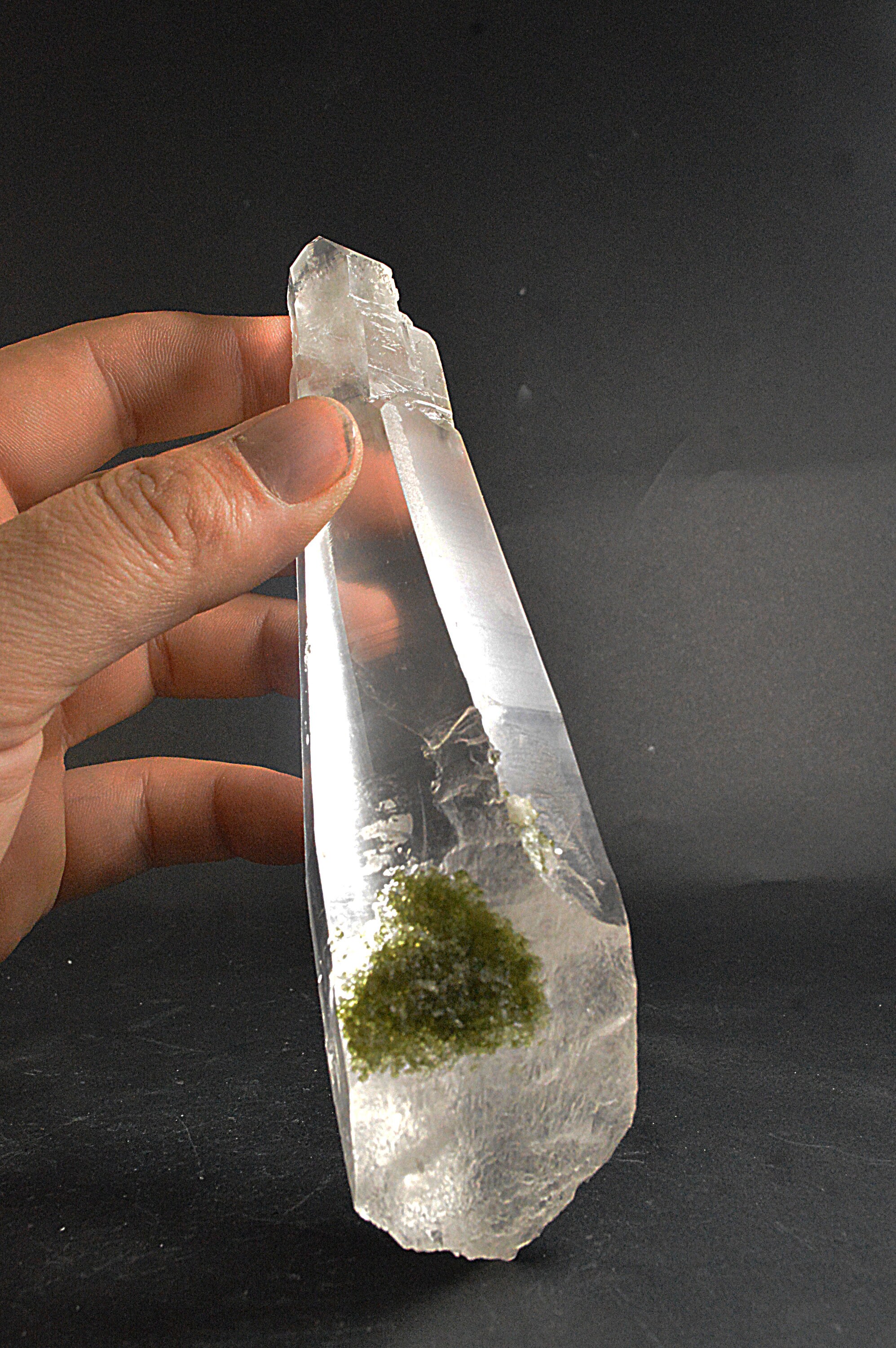 Cristal de Quartz Lazer avec Cristallisation Uvite Verte Tourmaline 313G