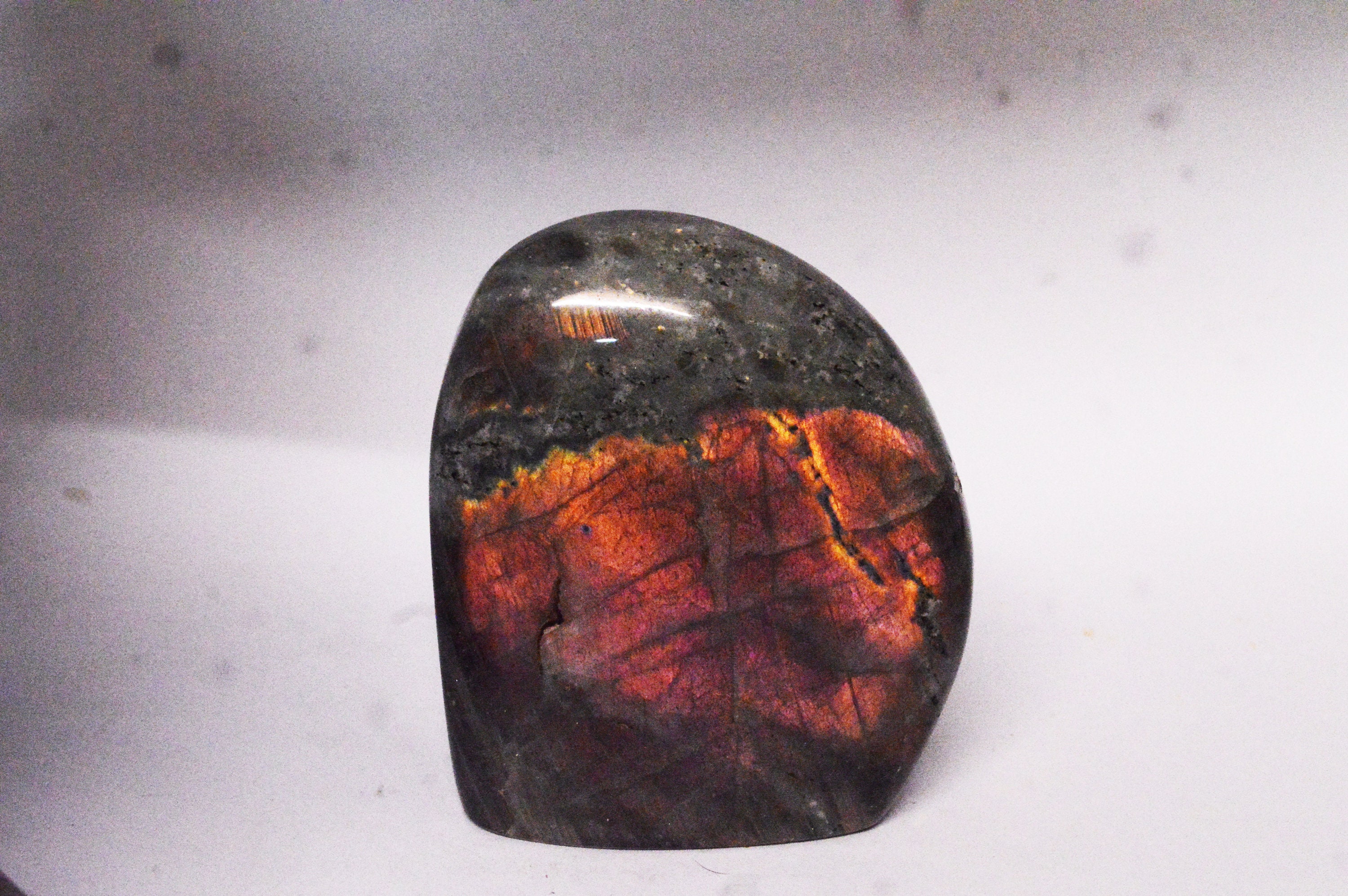 Labradorite Rose Entièrement Polie Du Madagascar 636Grammes