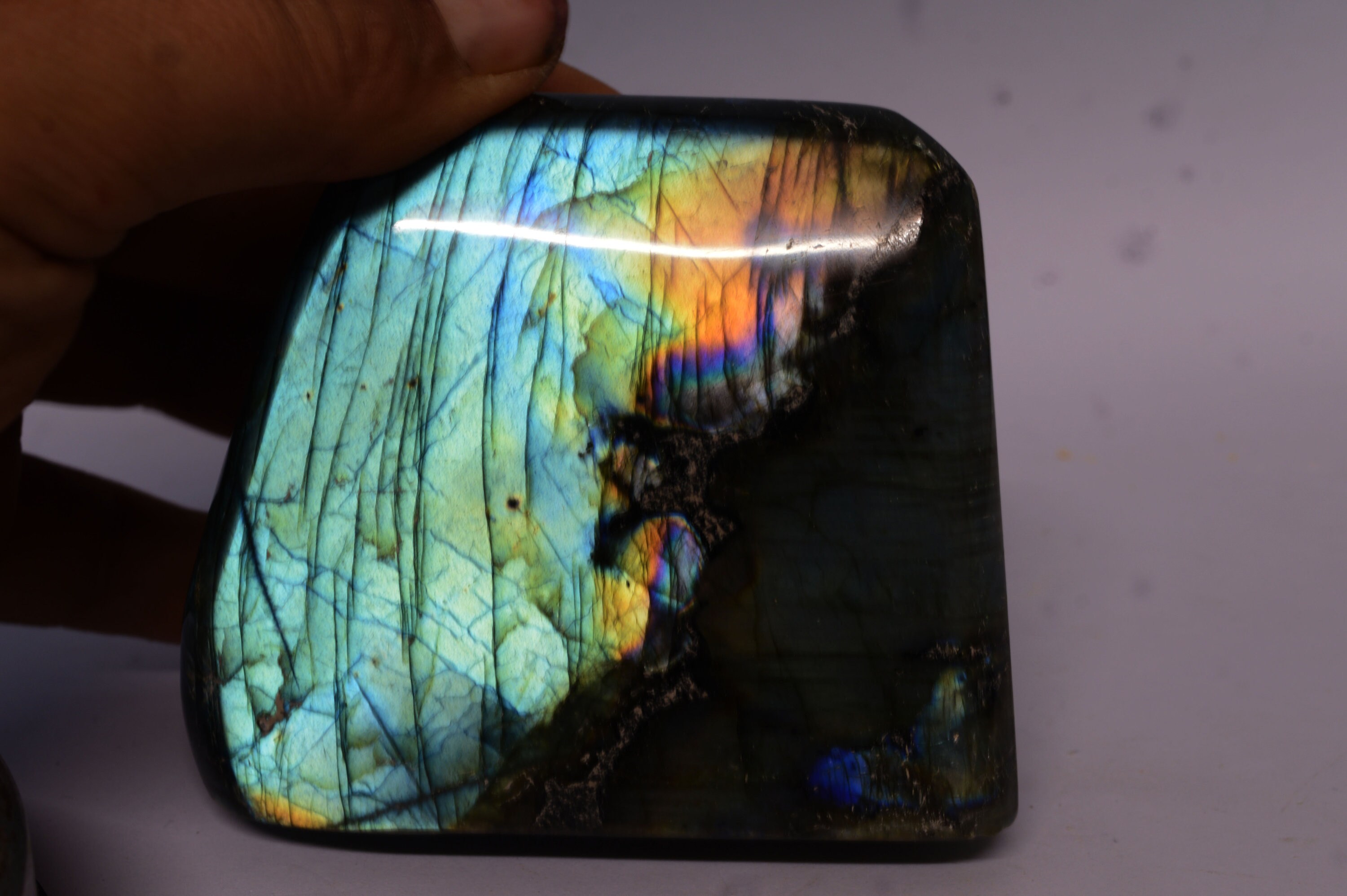 Labradorite Entièrement Polie Du Madagascar 691Grammes