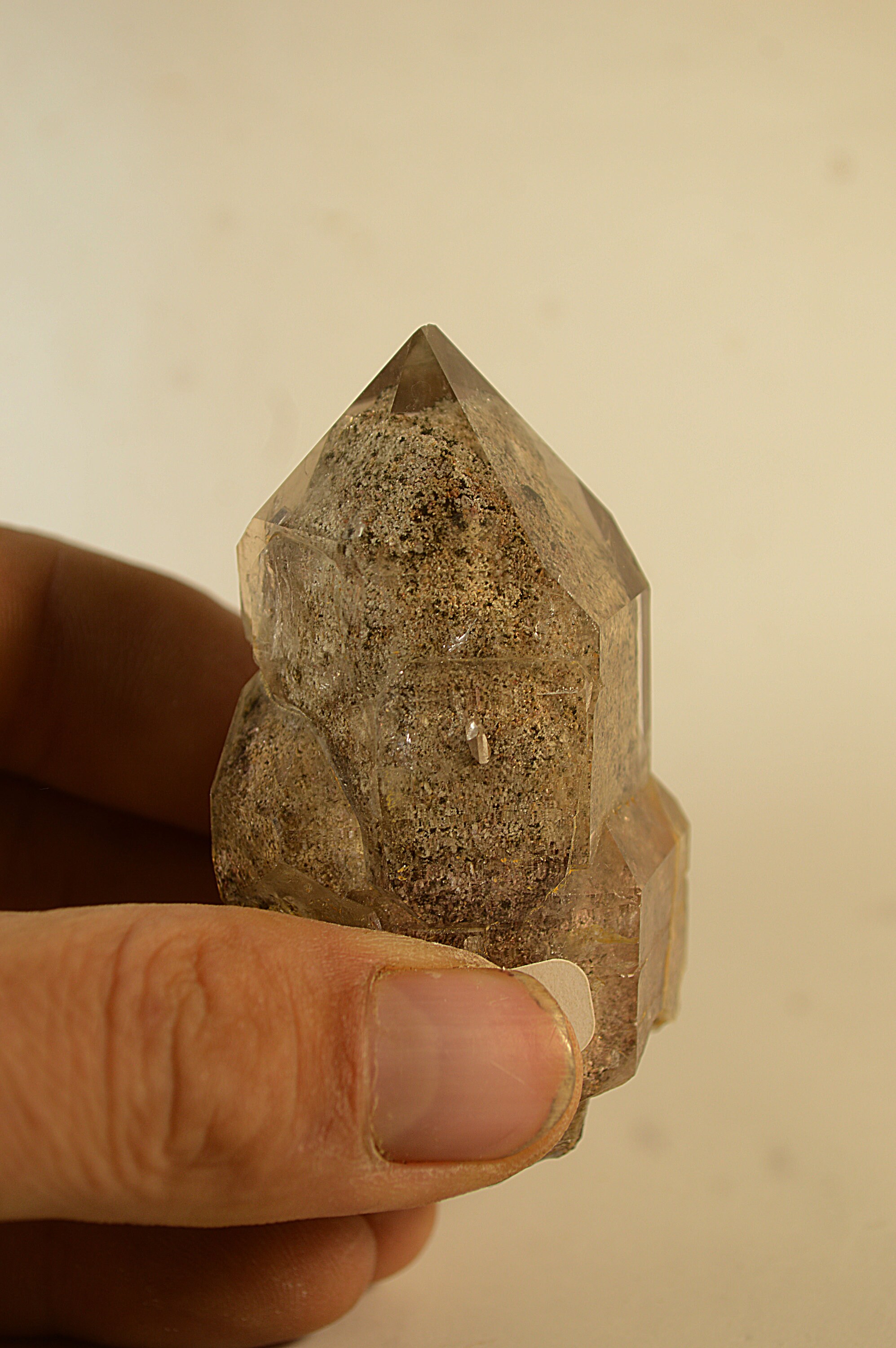 Pointe de Quartz Cristal Roche avec Des Inclusions Lodolite