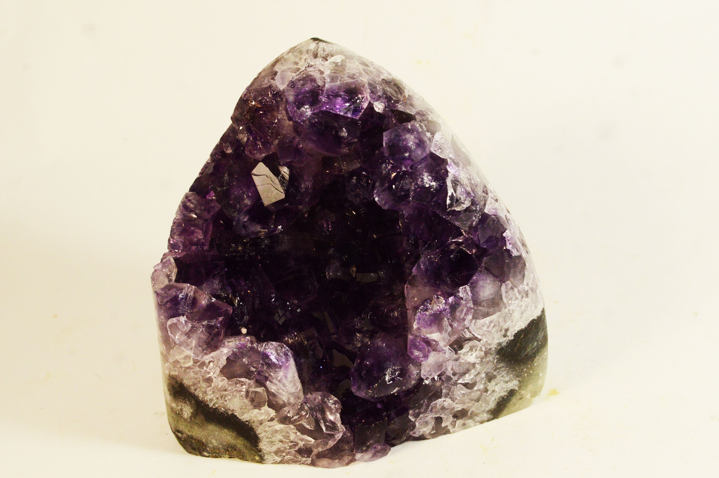 Druse d'amethyste d'uruguay 651G Bord Poli Belle Couleur Amas Amethyste