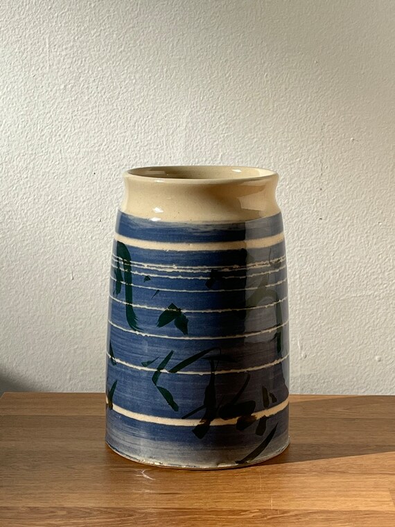 陶器製手彫り円筒形花器 【公式通販】