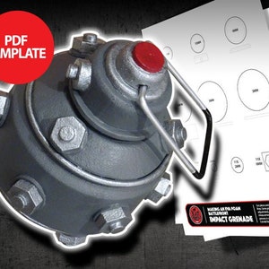 Könnte beinhalten: Eine graue Schaumstoff-Impactgranate mit roter Oberseite und einem Metallgriff. Die Granate ist aus Schaumstoff gefertigt und soll als Requisite für Cosplay oder andere kreative Projekte verwendet werden. Das Bild enthält auch eine PDF-Vorlage zur Herstellung der Granate.